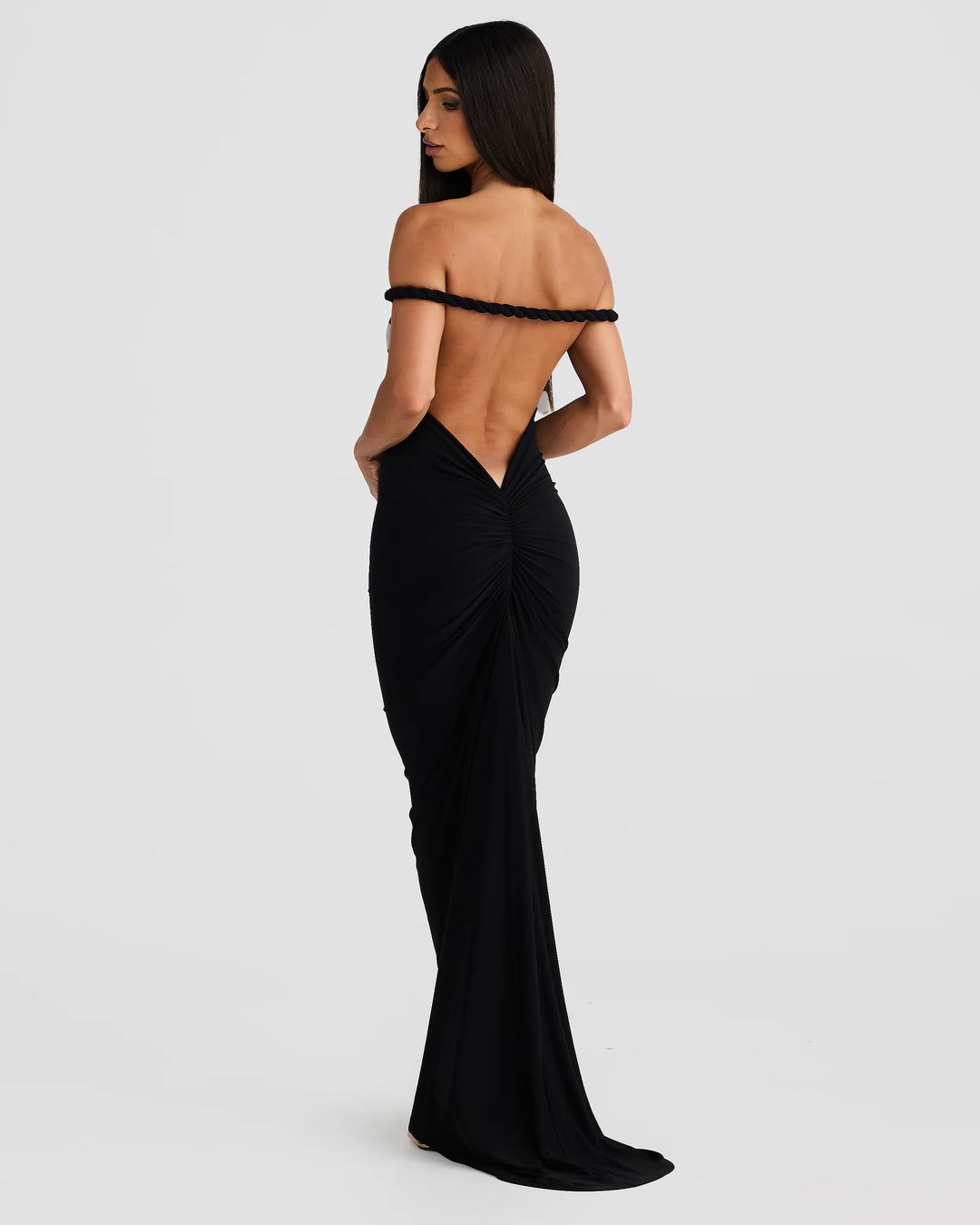 Alina – The Silhouette-Sculpting Evening Gown