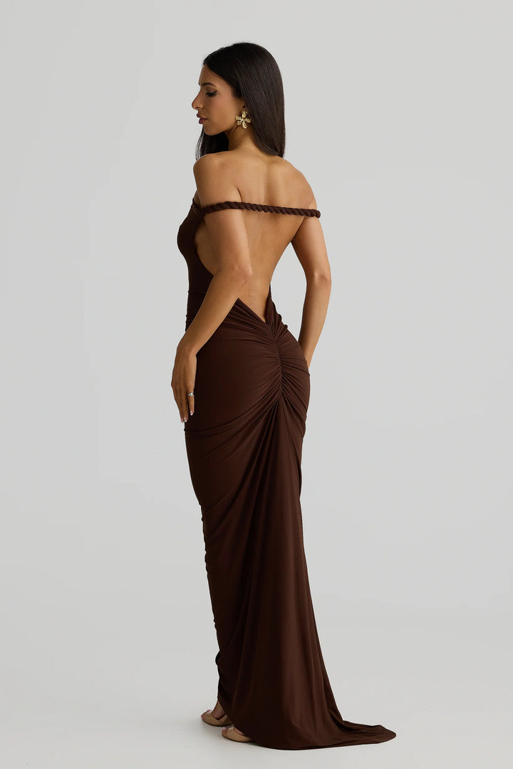 Alina – The Silhouette-Sculpting Evening Gown