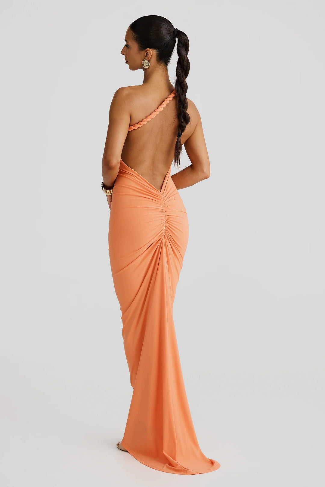 Alina – The Silhouette-Sculpting Evening Gown