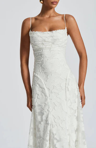 Aveline – D'Bléiend Gnod Robe