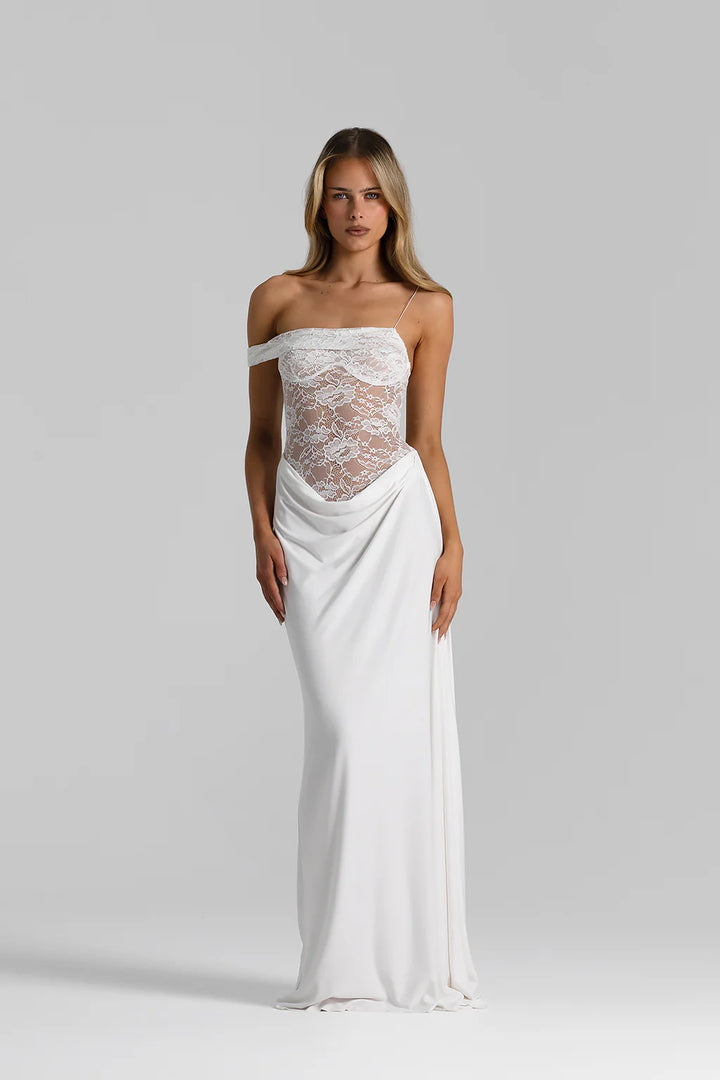 Clotilde – D'Mëtternuecht Rousekleed