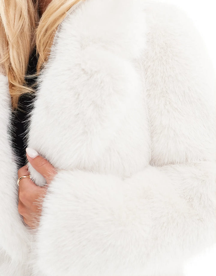 Lilyna – The Luxe Faux Fur Statement