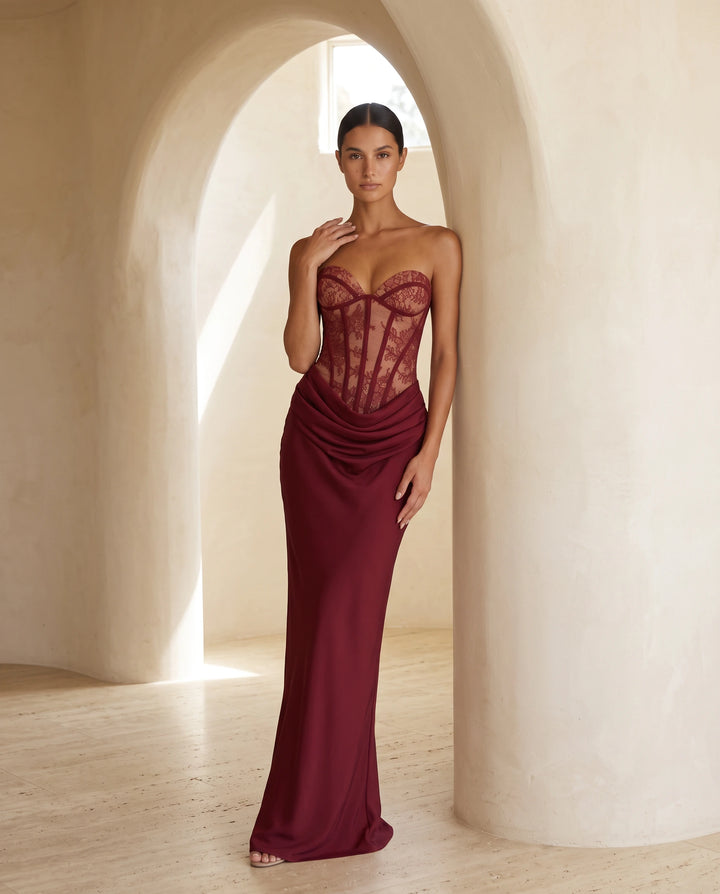 Solvaine — La robe longue corset en dentelle