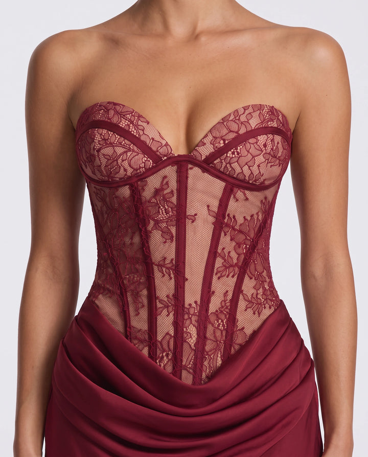 Solvaine — La robe longue corset en dentelle